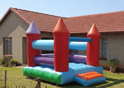 Colorful inflatable bounce house for children's parties at Giggle Party.